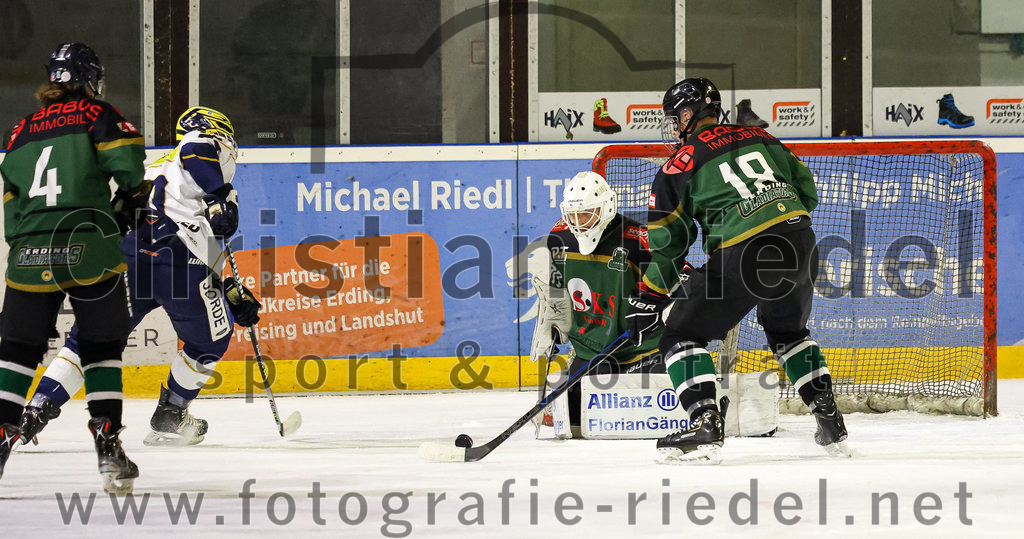 2022-11-26_114_TSV_Erding_gegen_ESC_Geretsried | Erding, Deutschland, 26.11.2022:
Eishockey, Bayernliga U20 2022 / 2023, xx. Spieltag, TSV Erding gegen ESC Geretsried, Endergebnis: 5:3

Torwart Nico Wimmer (Erding Gladiators, #30), Hannes Germaier (Erding Gladiators, #18)

Foto: Christian Riedel / fotografie-riedel.net