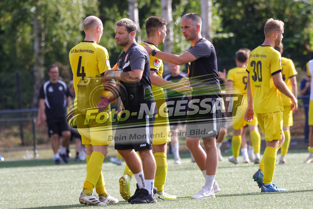 FC RW Kirchlengern - SuS Bad Westernkotten | Auf dem Bild zu sehen: FC RW Kirchlengern v.l.: Daniel Halfar, Marcel Thelen  FC RW Kirchlengern, SuS Bad Westernkotten, Saison 26/27, Westfalenliga, Kirchlengern, Deutschland - Realisiert mit Pictrs.com