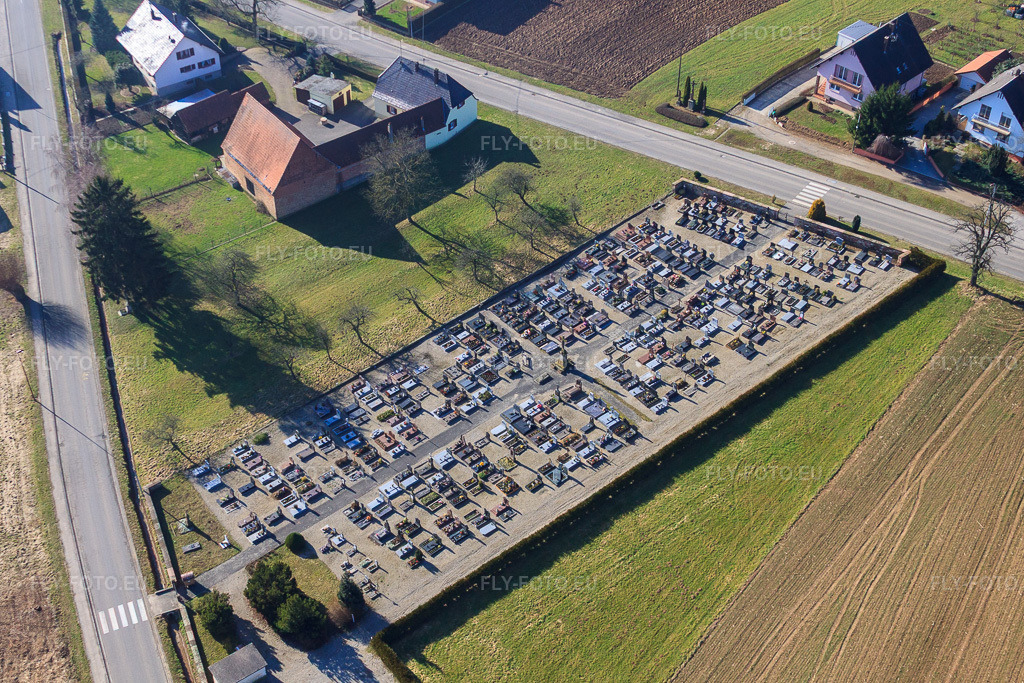Vue aérienne: Cimetière à Riedseltz dans le département Bas Rhin, France.Photo: IMG_37379.jpg prise le 07/02/2011 par Werner Riehm/FLY-FOTO.euRésolution de l'original: 4478 x 2985 px