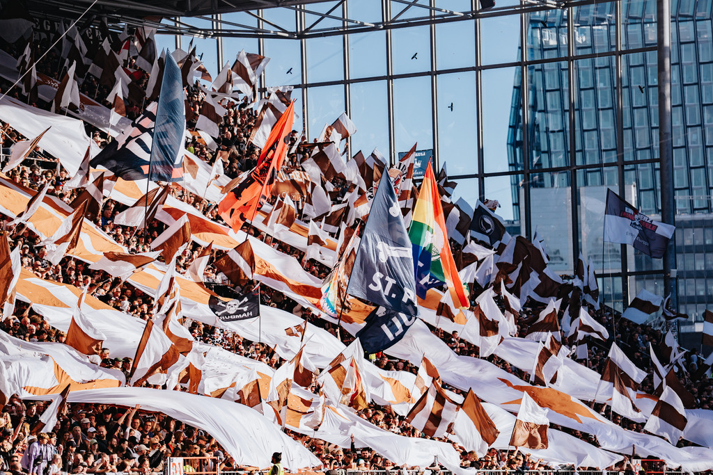 HEV01929 | Der offizielle Shop für FC St. Pauli Fotos. Wähle aus Spielszenen & Fanmomenten dein FCSP Wunschformat. Wir liefern Millerntor-Atmosphäre.