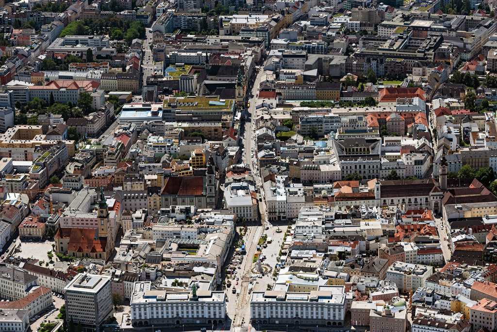 dr__0092129.jpg | LINZ 14.06.2022 Platz- Ensemble im Innenstadt- Zentrum am Hauptplatz im Ortsteil Innenstadt in Linz in Oberösterreich, Österreich. 