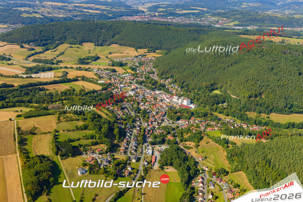 Luftaufnahme der Stadt Weißenbrunn - Die Luftaufnahme wurde 2025 vom UL-Flugzeug heraus erstellt ( keine Drohne ) - Hochauflösende Luftaufnahme - für professionelle Ausdrucke geeignet. Die Geschenkidee !Mit Lizenz und Bildrechte bestellbar