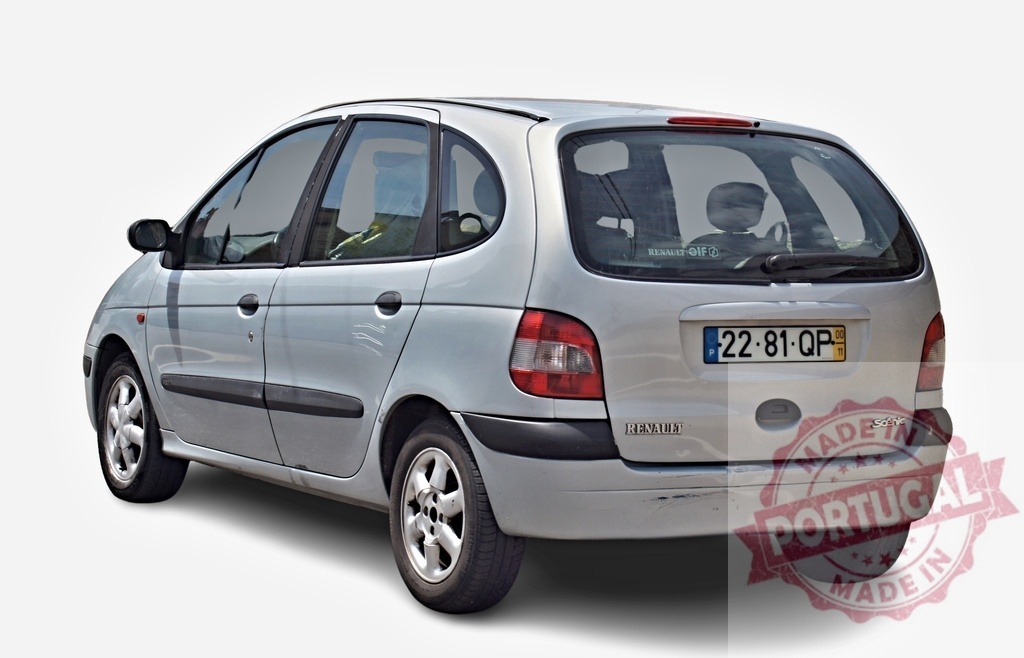 Renault Scenic minivan parking with white background | Silver Renault Scenic minivan isolated on white background - Realisiert mit Pictrs.com
