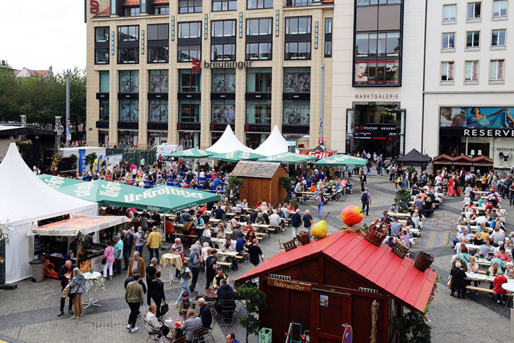 Foto: Leipzig - Leipziger Markttage | Das Team hinter BILDLEXIKON LEIPZIG bündelt historische wie aktuelle Informationen über die Stadt Leipzig in Text und Bild auf einer Plattform und stellt diese der interessierten Öffentlichkeit zur Verfügung.