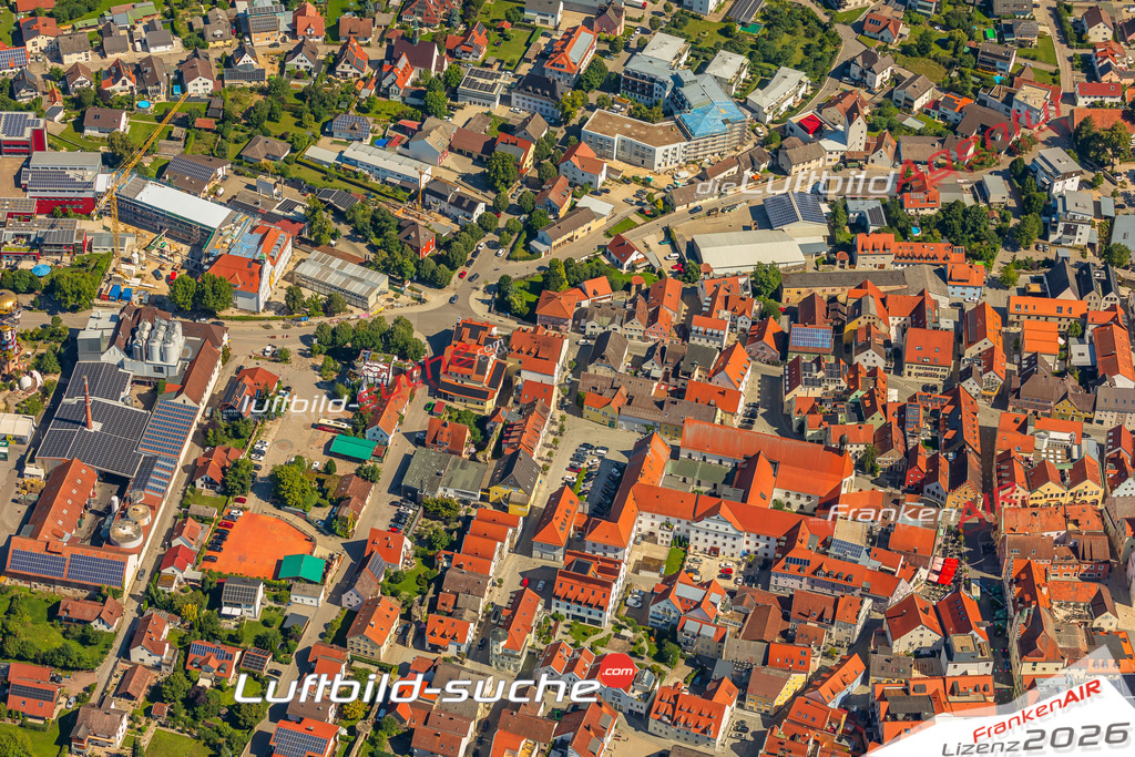 Luftaufnahme der Stadt Abensberg - Die Luftaufnahme wurde 2025 vom UL-Flugzeug heraus erstellt ( keine Drohne ) - Hochauflösende Luftaufnahme - für professionelle Ausdrucke geeignet. Die Geschenkidee !Mit Lizenz und Bildrechte bestellbar