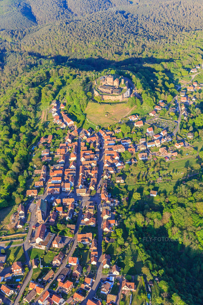 Aerial view: View of the town in the Northern Vosges from the west with the church of Notre-Dame-Marie-Auxilliatrice below the Château de Lichtenberg in Lichtenberg in the state Bas-Rhin, France. – Photo: IMG_145822.jpg taken on 04/30/2025 by Werner Riehm/FLY-FOTO.com – Resolution of the original: 3648 x 5472 px – Visiter le château de Lichtenberg dans les Vosges du Nord - Alsace