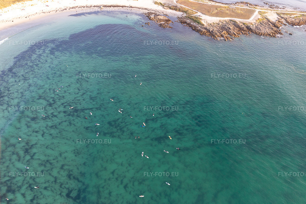 Vue aérienne: Des surfeurs attendent la vague devant la plage de la Torche-Tronoën à Plomeur dans le département Finistère, France. Photo: IMG_132589.jpg prise le 17/06/2022 par Werner Riehm/FLY-FOTO.eu – Résolution de l'original: 5472 x 3648 px