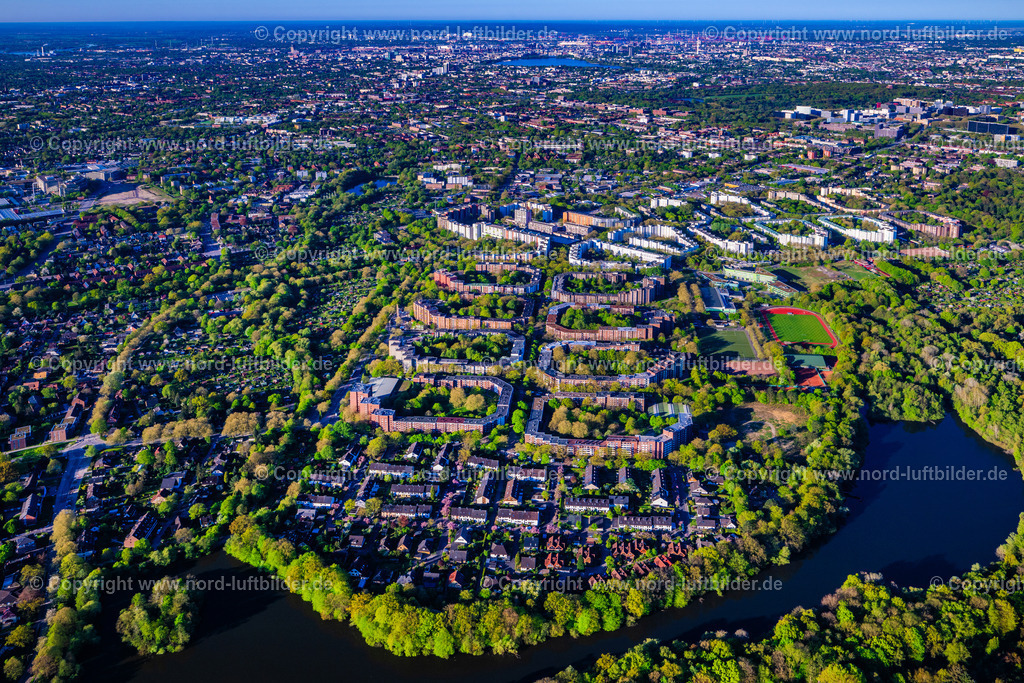 Hamburg_Steilshoop_ELS_9875270425 | HAMBURG 27.04.2025 Wohngebiet der Mehrfamilienhaussiedlung an der Straße Schreyerring im Ortsteil Steilshoop in Hamburg, Deutschland. // Residential area of the multi-family house settlement on street Schreyerring in the district Steilshoop in Hamburg, Germany. Foto: Martin Elsen