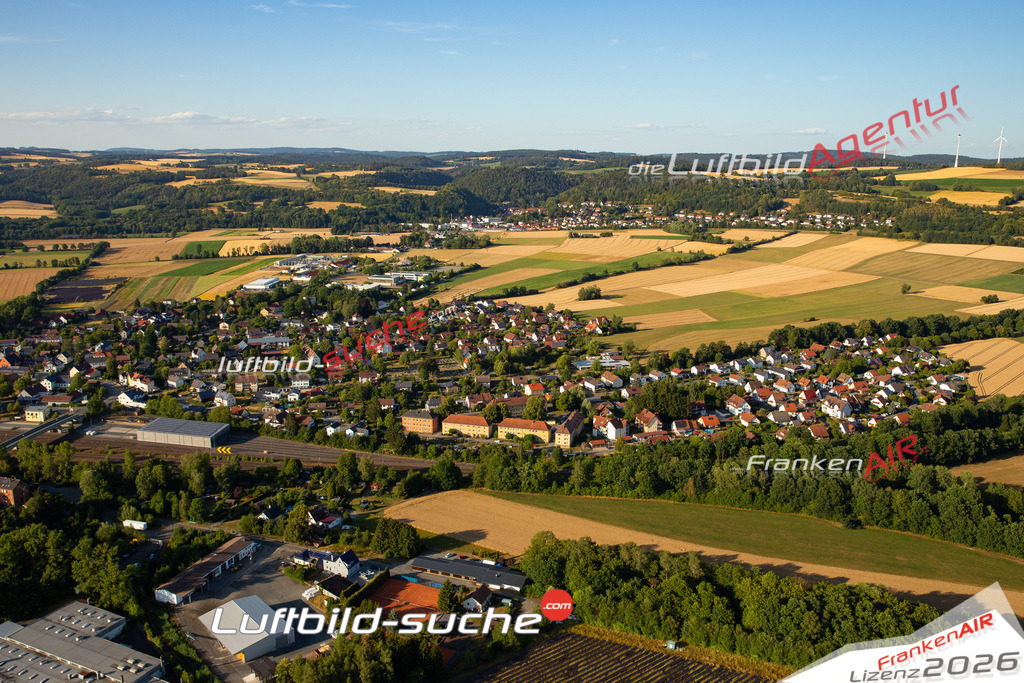 Das Luftbild zeigt :  Neuenmarkt - Die Luftaufnahme wurde 2023 vom UL-Flugzeug aus erstellt ( keine Drohne ) - Hochauflösende Luftaufnahme - Für grossformatige Ausdrucke geeignet. Die Geschenkidee !Mit Lizenz und Bildrechte bestellbar