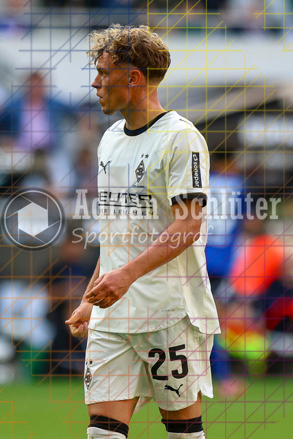 Borussia Mönchengladbach vs Hamburger SV - Bundesliga  | Mönchengladbach, Deutschland, 24.08.25:   Robin Hack (Borussia Mönchengladbach) schaut waehrend des Spiels der Bundesliga zwischen Borussia Mönchengladbach vs Hamburger SV im Stadion im Borussia Park(Foto von Brauer-Fotoagentur / Adrian Schlueter)