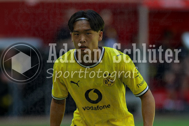 25.07.2026, GER, Fussball, Herren, Testspiel, Saison 2026/2027, Fortuna Düsseldorf - Borussia Dortmund | Takato Yamamoto schaut