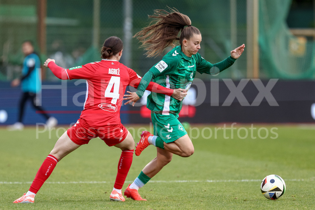 Fussball, Google Pixel Frauen-Bundesliga, SV Werder Bremen - 1. FC Köln | v.li.: Sara Agrez (1. FC Köln, 4) und Tuana Mahmoud (SV Werder Bremen, 10) im Zweikampf, Duell, Dynamik, Aktion, Action, Spielszene, DIE DFB-RICHTLINIEN UNTERSAGEN JEGLICHE NUTZUNG VON FOTOS ALS SEQUENZBILDER UND/ODER VIDEOÄHNLICHE FOTOSTRECKEN. DFB REGULATIONS PROHIBIT ANY USE OF PHOTOGRAPHS AS IMAGE SEQUENCES AND/OR QUASI-VIDEO.