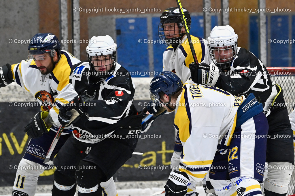EC Tigers Paternion vs. Tarco Wölfe II | #11 Ott Marcel EC Tigers Paternion, #4 Wolf Marlon EC Tigers Paternion, #25 Slamanig Paul Tarco Wölfe II, #4 Halbrainer Paul Tarco Wölfe II, EC Tigers Paternion vs. Tarco Wölfe II, EC Tigers Paternion vs. Tarco Wölfe II am 19.12.2024 in Spittal an der Drau (Eissportzentrum Spittal), Austria, (Photo by Bernd Stefan)