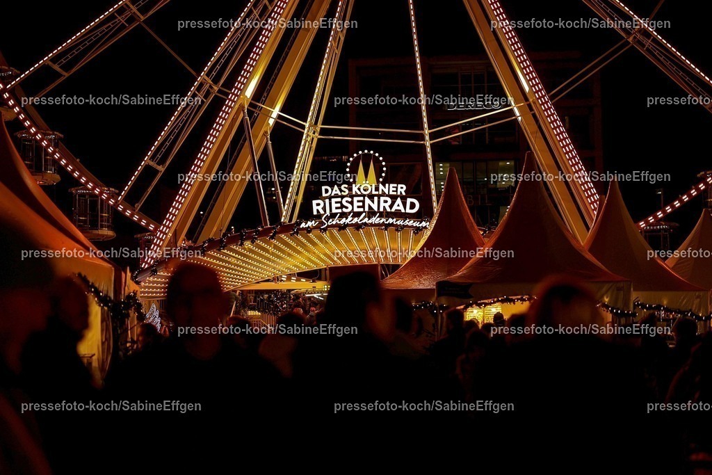 SEF17112401035 | 17.11.2024, xsefx, Köln, Pünktlich zur Vorweihnachtszeit öffnen die ersten Weihnachtsmärkte in Nordrhein-Westfalen. Eindrücke rund um den kölner Hafen-Weihnachtsmarkt am Schokoladenmuseum. Blick auf das Kölner Riesenrad