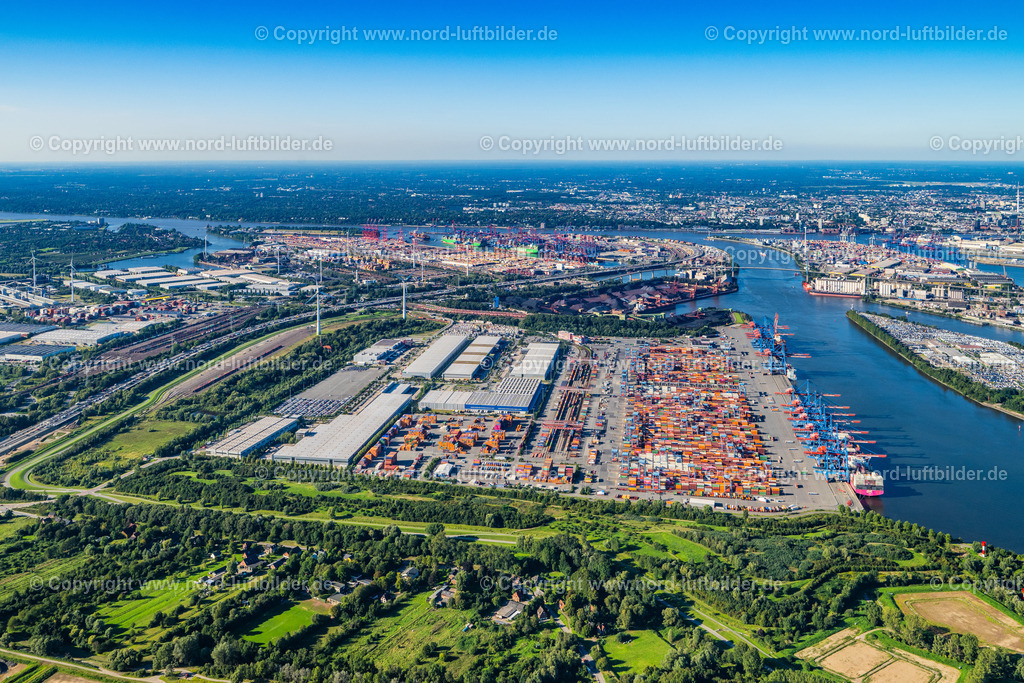 Hamburg_Altenwerder_Hafen_ELS_5090040923 | HAMBURG 21.08.2023 Containerterminal HHLA Container Terminal Altenwerder (CTA) am Ufer der Elbe im Stadtteil Altenwerder in Hamburg. // Container Terminal HHLA Container Terminal Altenwerder (CTA) on the Elbe riverbank in the Altenwerder part of Hamburg in Germany. Foto: Martin Elsen