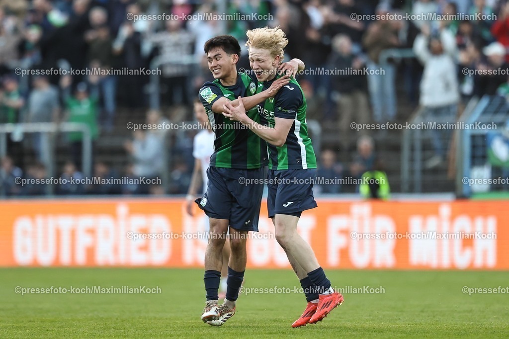 xKWIx24042601037 | 2026.04.24, xkwix, Fußball, Regionalliga West, FC Gütersloh -  Sportfreunde Lotte, Heidewaldstadion, 31.Spieltag, Saison 2025 / 2026: Torjubel nach 2:0 durch Niklas Frese (FC Gütersloh #35) mit Sandro Reyes (FC Gütersloh #24) DFB regulations prohibit any use of photographs as image sequences and or quasi-video. Photo: xKamilxWilkowskixPressefotoKochx