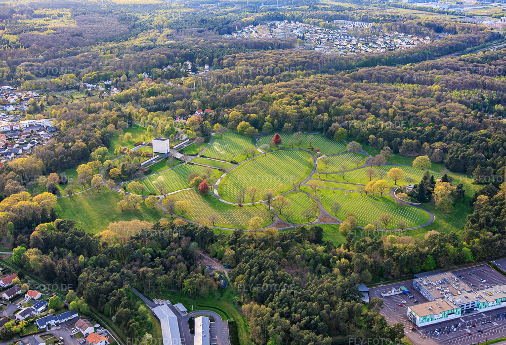 Luftbild: Grabsteinreihen und Parkanlage auf dem Amerikanischer Militärfriedhof und Gedenkstätte von Saint-Avold im Ortsteil Forêts de Zang et du Steinberg in Saint-Avold im Bundesland Moselle in Frankreich.Foto: IMG_154711.jpg vom 17.04.2026 durch Werner Riehm/FLY-FOTO.deAuflösung des Originals: 5848 x 4000 pxAbout Lorraine American Cemetery - American Battle Monuments Commission (ABMC)