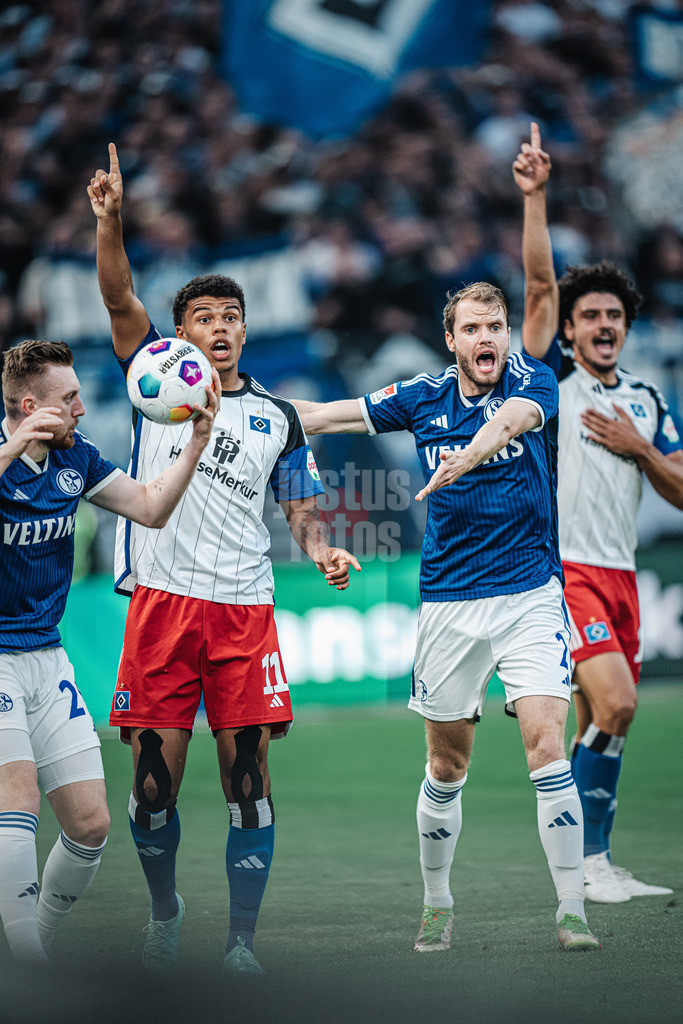 Fußball | Männer | Saison 2023/2024 | 2. Fußball-Bundesliga | 1. Spieltag | Hamburger SV vs. FC Schalke 04 | 28.07.2023 | v.l. Ransford Königsdörffer (#11, HSV) und Thomas Ouwejan (#2, FC Schalke 04) uneinig, wer den Einwurf hat