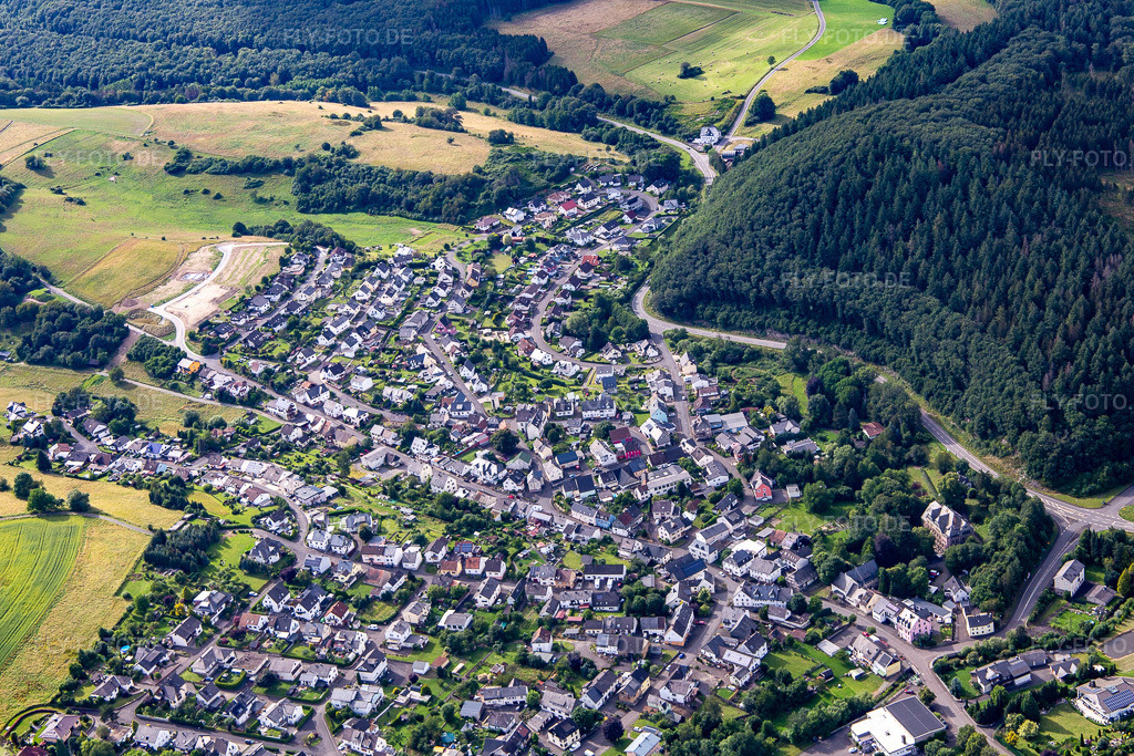 Luftbild: Ortsansicht von Südosten in Niederwörresbach im Bundesland Rheinland-Pfalz in Deutschland. Foto: IMG_142174.jpg vom 07.07.2024 durch Werner Riehm/FLY-FOTO.de