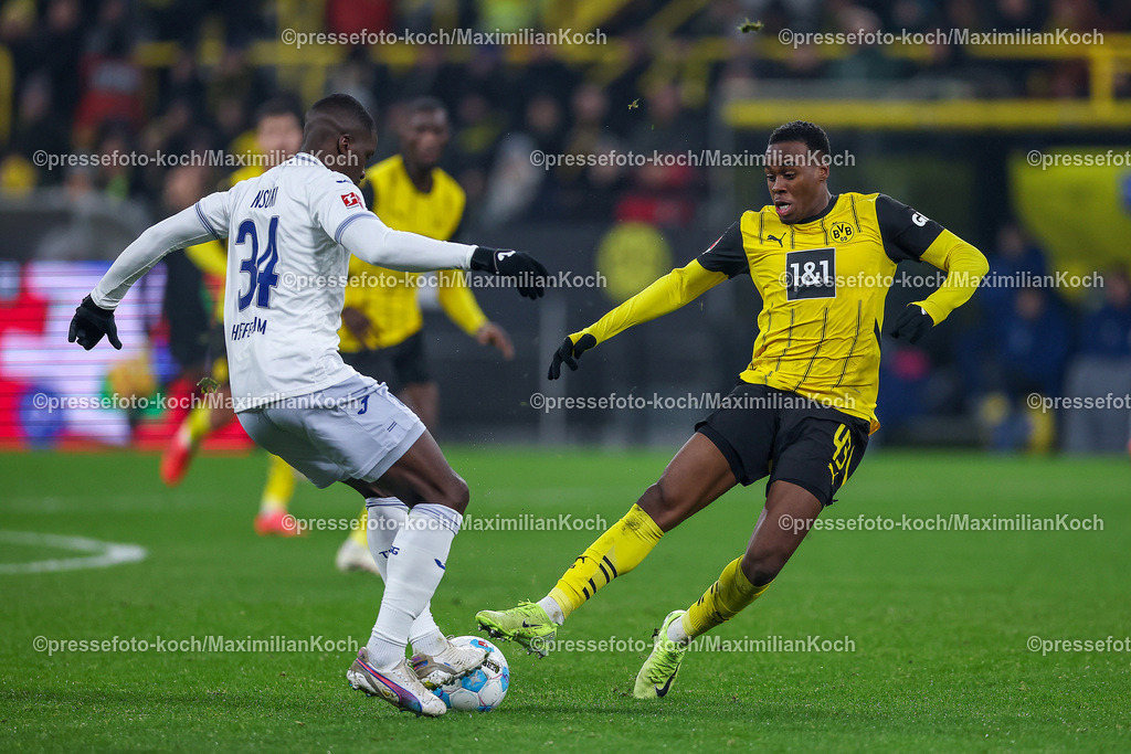 BVB15122402231 | 15.12.2024, Fußball, Borussia Dortmund - TSG 1899 Hoffenheim, 1. Fußball Bundesliga, 14. Spieltag, Signal Iduna Park, Saison 2024 2025: Stanley Nsoki (Hoffenheim #34) gegen Jamie Gittens (BVB #43)DFB regulations prohibit any use of photographs as image sequences and or quasi-video.