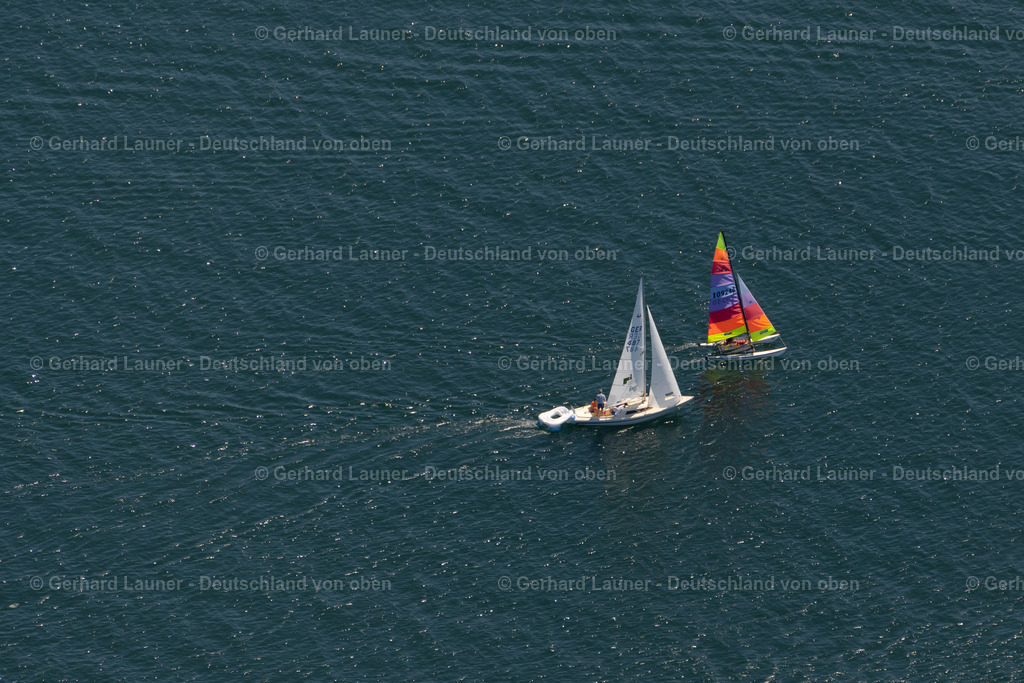4031361 | STARNBERGER SEE 12.06.2020 Sportboot- Segelschiff mit weißen Seggeln auf dem Fahrt auf dem Starnberger See im Bundesland Bayern, Deutschland. // Sports boat sailing ship with white sails on the journey on Lake Starnberg in the state Bavaria, Germany. Foto: Gerhard Launer
