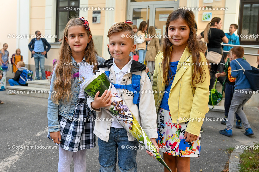 Schulbeginn 2023_ Volksschule Enns_ 11.09.2023-5 | 11.09.2023, Enns, AUT, Schulbeginn 2023, Volksschule Enns, im Bild Sedin (6, Enns) mit seiner Schwester Senija (7) und Cousine Almina (9)