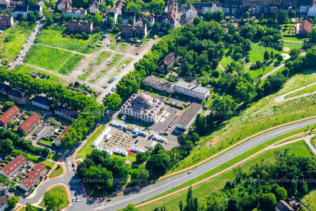 Luftbild Duisburg-4631 | Luftbildfotografie Gebäude der DITIB- Moschee an der Warbruckstrasse in Duisburg-Marxloh im Bundesland Nordrhein-Westfalen - Realisiert mit Pictrs.com