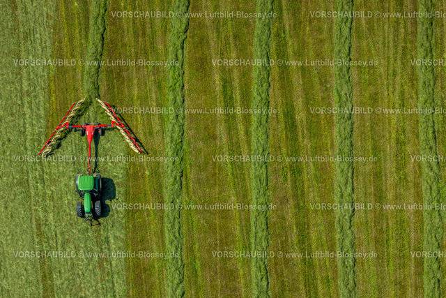 Schmallenberg230505989 | Luftbild, Landwirtschaftliche Feldarbeit mit Traktior, Dorlar, Schmallenberg, Sauerland, Nordrhein-Westfalen, Deutschland