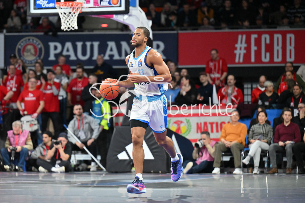 FC Bayern München - Skyliners Frankfurt | MUNICH, GERMANY - 17. FEBRUARY: am Ball Jaedon LEDEE (Skyliners Frankfurt 13) / Einzelfoto / Freisteller während dem Spiel zwischen dem FC Bayern München und den Skyliners Frankfurt am 21. Spieltag der easyCredit BBL im BMW Park