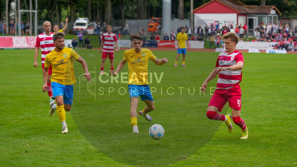 Fußball, Herren, Saison 2025/2026, Regionalliga Nordost, 9. Spieltag, Greifswalder FC vs. FSV 63 Luckenwalde, Sonntag 21.09.2025, Volksstadion Greifswald, | Fußball, Herren, Saison 2025/2026, Regionalliga Nordost, 9. Spieltag, Greifswalder FC vs. FSV 63 Luckenwalde, Sonntag 21.09.2025, Volksstadion Greifswald, Im Bild: v.l. Clemens Koplin (FSV), Tim maciejewski (FSV) und Tristan Wagner (r. GFC) - Realisiert mit Pictrs.com