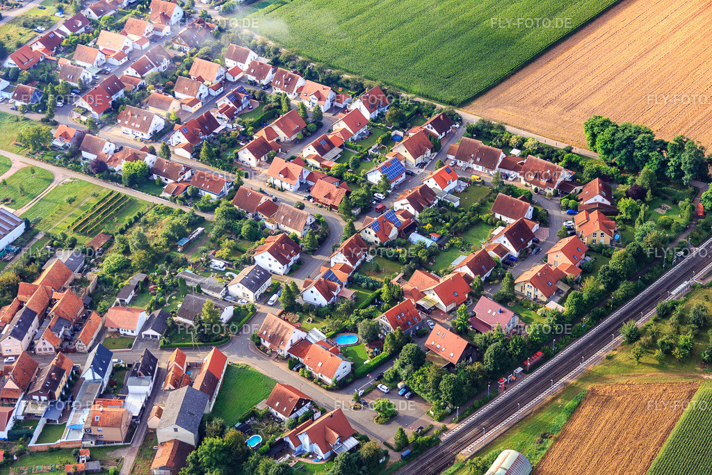 An d. Bahn | Luftbild: An d. Bahn in Steinweiler im Bundesland Rheinland-Pfalz in Deutschland. Foto: IMG_092830.jpg vom 13.08.2016 durch Werner Riehm/FLY-FOTO.de - Realisiert mit Pictrs.com