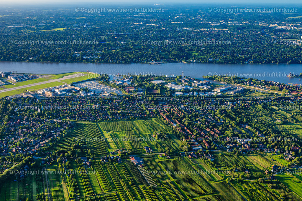 Hamburg_Finkenwerder_Airbus_Gewerbegebiet_ELS_3093090823 | HAMBURG 21.08.2023 Airbus Produktionsgelände und Werksflughafen Finkenwerder in Hamburg. Auf dem ehemaligen Gelände der Hamburger Flugzeugbau - am Elbeufer auf der Halbinsel Finkenwerder -  befindet sich ein Airbus-Werk mit eigenem Werksflughafen. Weiterführende Informationen bei: Airbus SE. // Airbus works and airport of Finkenwerder in Hamburg in Germany. The former Hamburger Flugzeugbau works  - on the Finkenwerder Peninsula on the riverbank of the Elbe - include an Airbus production site with an airplane. Several Airbus planes and models are being constructed here. Further information at: Airbus SE. Foto: Martin Elsen