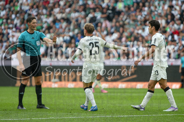 Borussia Mönchengladbach vs SV Werder Bremen - Bundesliga  | Mönchengladbach, Deutschland, 14.09.25:   Robin Hack (Borussia Mönchengladbach) gestikuliert, Gestik und redet mit Schiedsrichter Dr. Matthias Jöllenbeck waehrend des Spiels der Bundesliga zwischen Borussia Mönchengladbach vs SV Werder Bremen im Stadion im Borussia Park(Foto von Brauer-Fotoagentur / Adrian Schlueter)