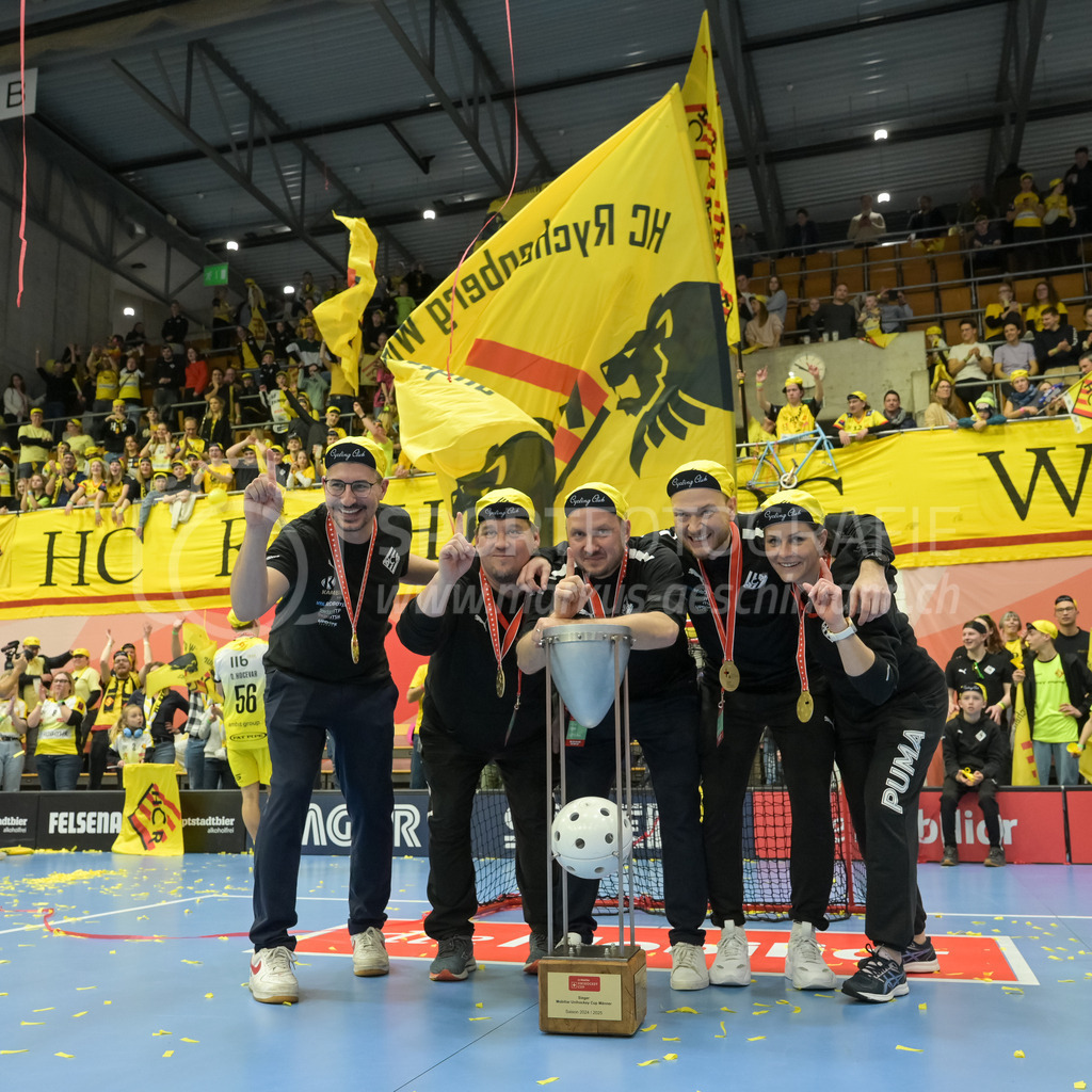 Zug United vs HC Rychenberg - 22. February 2025 | Zug United vs HC RychenbergSporthalle Wankdorf, BernSamuel Eberle (Head Coach HC Rychenberg), Tero Kotilainen (Assistent HC Rychenberg), Kari Koskelainen (Assistent HC Rychenberg), Mirco Castelletti (Torhütertrainer HC Rychenberg) und die Physiotherapeutin mit dem Pokal.Bild: Sportfotografie Markus Aeschimann | www.markus-aeschimann.ch - Realisiert mit Pictrs.com