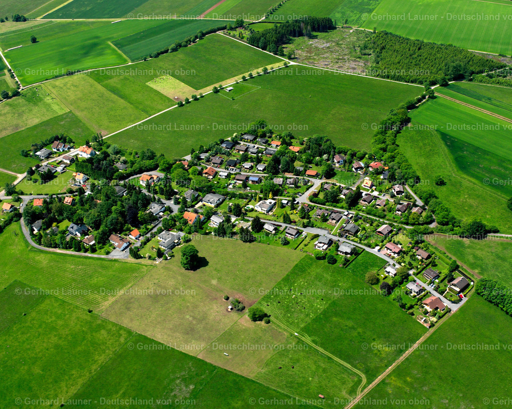 2615304 | NIEDER-MOOS 09.06.2006 Landwirtschaftliche Nutzflächen und Feldgrenzen  umsäumen das Siedlungsgebiet des Dorfes in Nieder-Moos im Bundesland Hessen, Deutschland // Agricultural land and field boundaries surround the settlement area of the village  in Nieder-Moos in the state Hesse, Germany Foto: Gerhard Launer