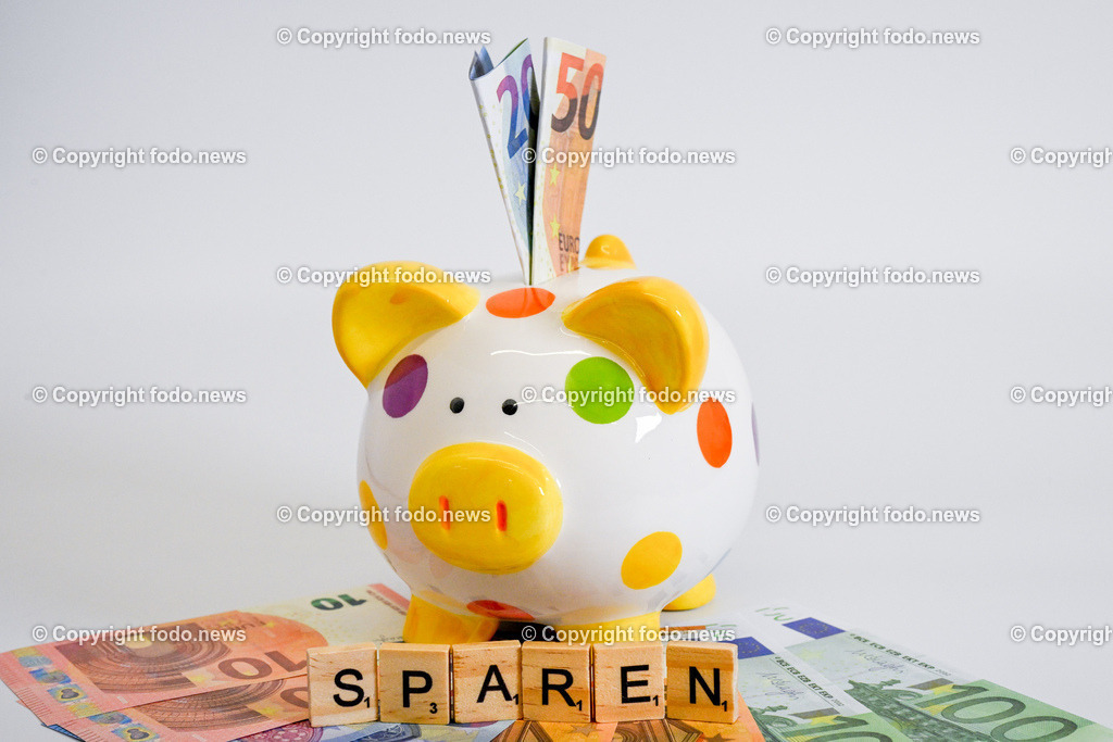 Sparschwein Feature_ 18.04.2023-4 | 18.04.2023, Linz, AUT, Sparschwein, im Bild Sparschwein, Schwein, sparen, Geld, Euroscheine, Themenbild


