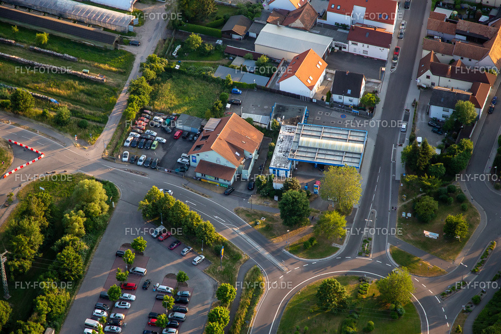 Aral Tankstelle Kandel https://tankstelle.aral.de | Luftbild: Aral Tankstelle Kandel https://tankstelle.aral.de in Kandel im Bundesland Rheinland-Pfalz in Deutschland. Foto: IMG_136268.jpg vom 07.06.2023 durch ©2025 Werner Riehm fly-foto.de/copyright - Realisiert mit Pictrs.com