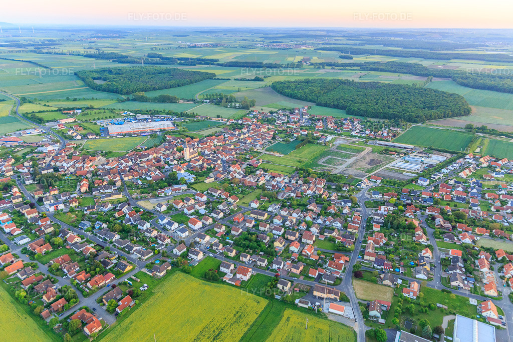 Luftbild: Ortsübersicht aus Nordosten in Grettstadt im Bundesland Bayern in Deutschland. Foto: IMG_100504.jpg vom 27.05.2017 durch Werner Riehm/FLY-FOTO.de