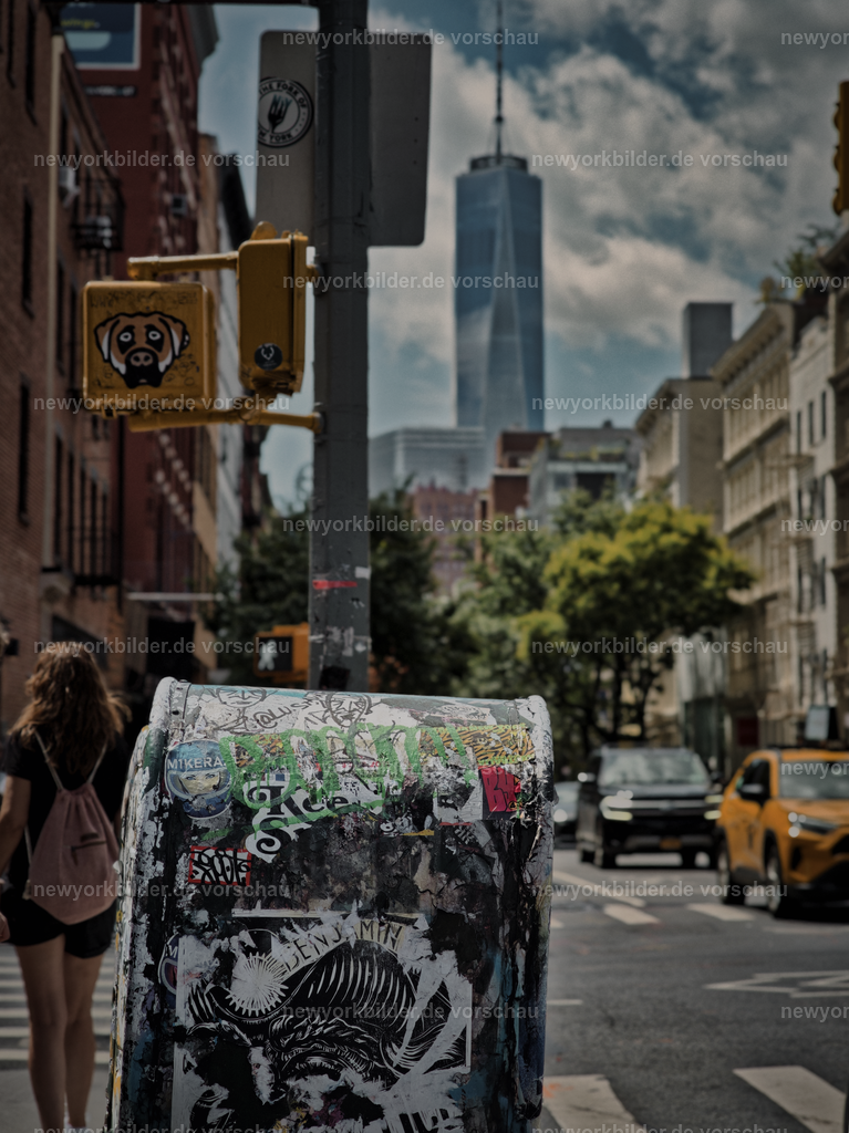Sommer in Bewegung – New Yorks pulsierende Straßen | Ein klarer Sommertag in New York, die Straßen voller Leben und Dynamik. Menschen bewegen sich durch die Häuserschluchten, während die ikonischen Yellow Cabs in endlosen Reihen auf mich zukommen. Die Sonne steht hoch am Himmel und taucht die Szene in helles, klares Licht, das die Fassaden der Wolkenkratzer betont. Im Hintergrund erhebt sich das One World Trade Center majestätisch über der Skyline – ein Wahrzeichen, das die Kraft und Größe dieser Stadt verkörpert. Dieses Bild erzählt von urbaner Energie, von der Hitze des Asphalts und dem Rhythmus einer Metropole, die niemals stillsteht. Die Geräusche der Straße, das Hupen der Taxis und das Stimmengewirr verschmelzen zu einer lebendigen Kulisse, die den Sommer in Manhattan unverwechselbar macht. Wer hier steht, spürt die Freiheit und die Bewegung, die diese Stadt antreiben – eingefangen in einem Moment, der pure Lebendigkeit ausstrahlt.