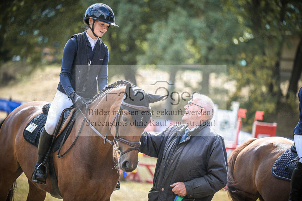 DOS_0066 | Entdecke hochwertige Reitturnierfotos von Foto Oger. Professionell, emotional und authentisch – jetzt Lieblingsmomente im Shop bestellen.Deutschlandweite Turnierfotografie. - Realisiert mit Pictrs.com