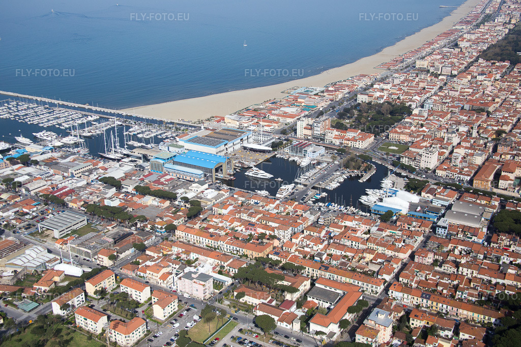 Vue aérienne: Vue de la ville à Viareggio dans le département Lucca, Italie. Photo: IMG_087059.jpg prise le 04/04/2016 par Werner Riehm/FLY-FOTO.eu – Résolution de l'original: 5472 x 3648 px