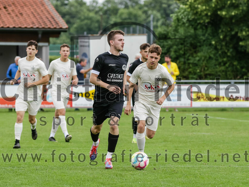 2023-07-02_015_SV_Walpertskirchen_gegen_FC_Herzogstadt | Walpertskirchen, Deutschland, 02.07.2023:
Fußball, Kreisliga 2023 / 2024, Testspiel, SV Walpertskirchen gegen FC Herzogstadt, Endergebnis: 

Daniel Karamatic (FC Herzogstadt, #10), Benjamin Hötscher (SV Walpertskirchen, #45)

Foto: Christian Riedel / fotografie-riedel.net