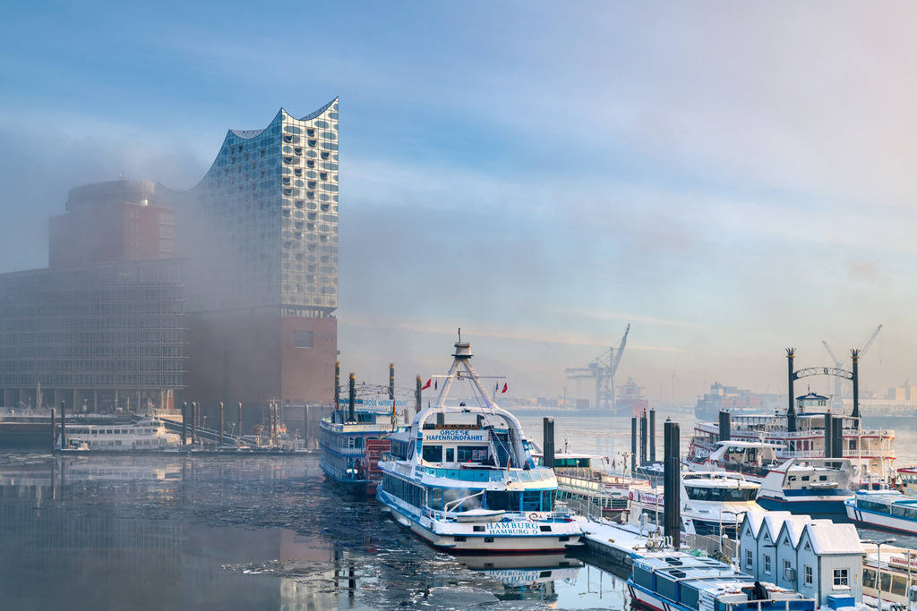 10260105 - Winterliche Elbphilharmonie im Nebel | Winterliche Lichtstimmung an der Elbphilharmonie mit feinem Nebelschleier.