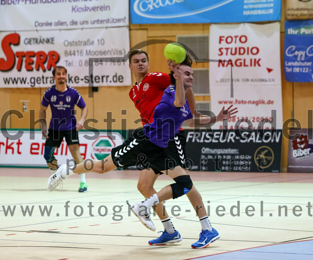 2022-11-12_040_SpVgg_Altenerding_III_gegen_TV_Altoetting_II | Erding, Deutschland, 12.11.2022:
Handball, Bezirksklasse Männer 2022 / 2023, 4. Spieltag, SpVgg Altenerding III gegen TV Altötting II, Endergebnis: 32:25

Tim Saalborn (SpVgg Altenerding, #8), Bastian Franz Salzinger (TV Altötting, #7)

Foto: Christian Riedel / fotografie-riedel.net