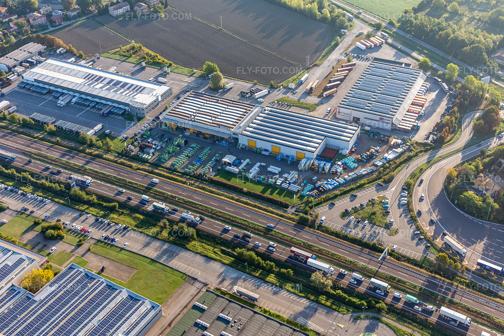 Aerial view: FERCAM Modena, Emiliana Serbatoi Srl, Arcese Trasporti SpA Modena in Campogalliano in the state Modena, Italy. – Photo: IMG_134844.jpg taken on 09/20/2022 by Werner Riehm/FLY-FOTO.com – Resolution of the original: 5472 x 3648 px – FERCAM Logistics & Transport|Air & Sea|Special Services – produzione serbatoi gasolio, vendita serbatoi da trasporto – Trasporti su strada, spedizioni e logistica integrata | Arcese
