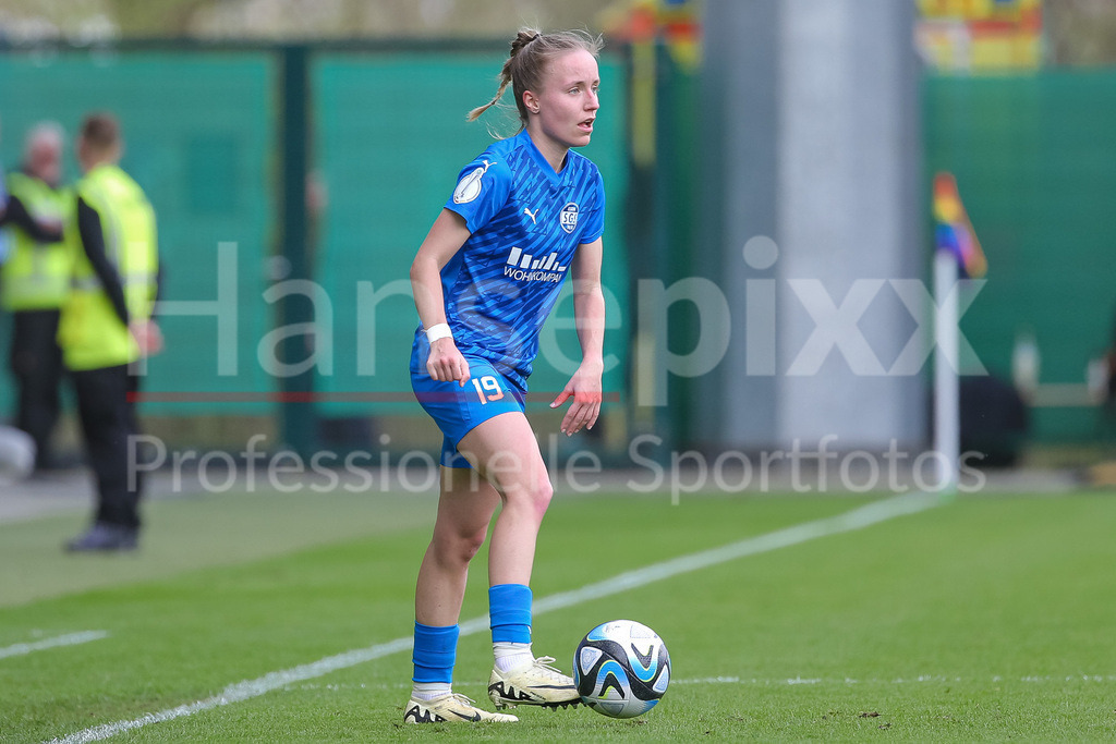 Fussball, DFB-Pokal Frauen, VfL Wolfsburg - SGS Essen | v.li.: Beke Sterner (SGS Essen, 19) am Ball, Freisteller, Einzelbild, Ganzkörper, Aktion, Action, Spielszene, DIE DFB-RICHTLINIEN UNTERSAGEN JEGLICHE NUTZUNG VON FOTOS ALS SEQUENZBILDER UND/ODER VIDEOÄHNLICHE FOTOSTRECKEN. DFB REGULATIONS PROHIBIT ANY USE OF PHOTOGRAPHS AS IMAGE SEQUENCES AND/OR QUASI-VIDEO.