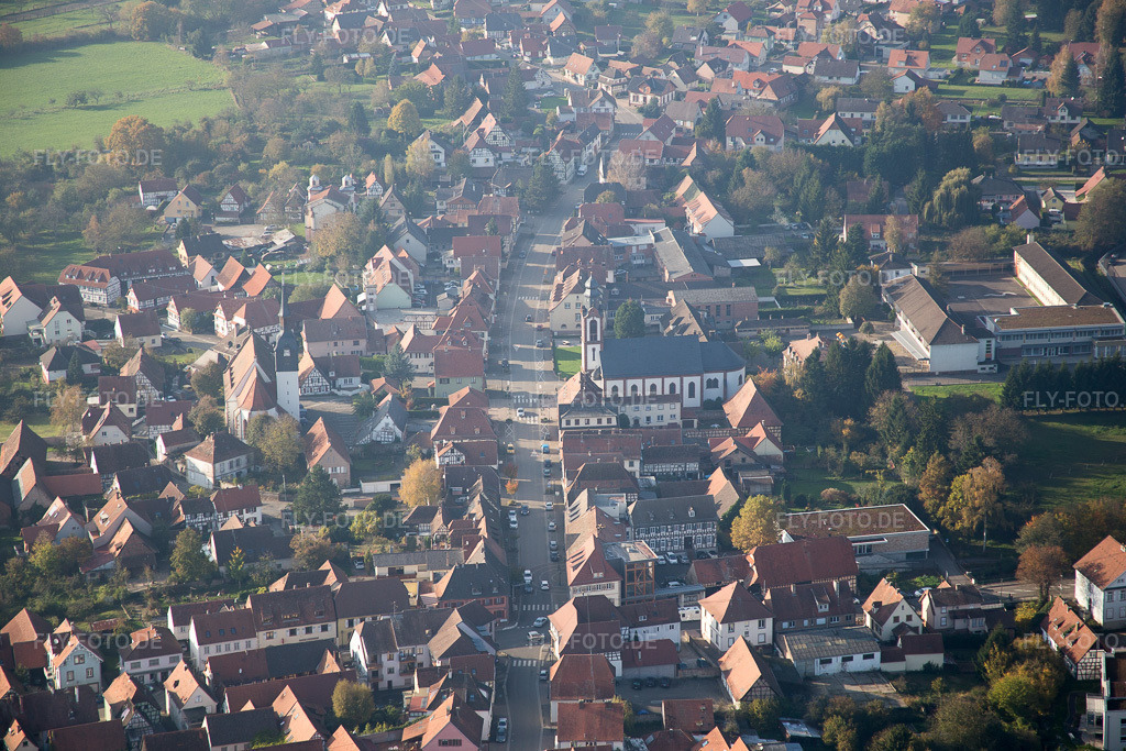 Luftbild: Ortsansicht in Soultz-sous-Forêts im Bundesland Bas-Rhin in Frankreich. Foto: IMG_075547.jpg vom 01.11.2014 durch Werner Riehm/FLY-FOTO.de