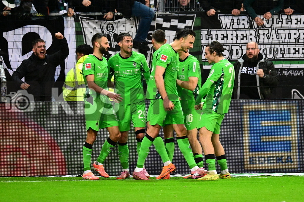 KBS Picture_FCStPauli-Gladbach_033 | Bor.Moenchengladbach Torjubel zum 2:0 v.l. Honorat Franck (Bor.Moenchengladbach) , Scally Joe (Bor.Moenchengladbach) , Sander Philipp (Bor.Moenchengladbach) , Torschuetze Tabakovic Haris (Bor.Moenchengladbach) und Reitz Rocco (Bor.Moenchengladbach) ,Sportplatz :  Millerntor Stadion, - Realisiert mit Pictrs.com
