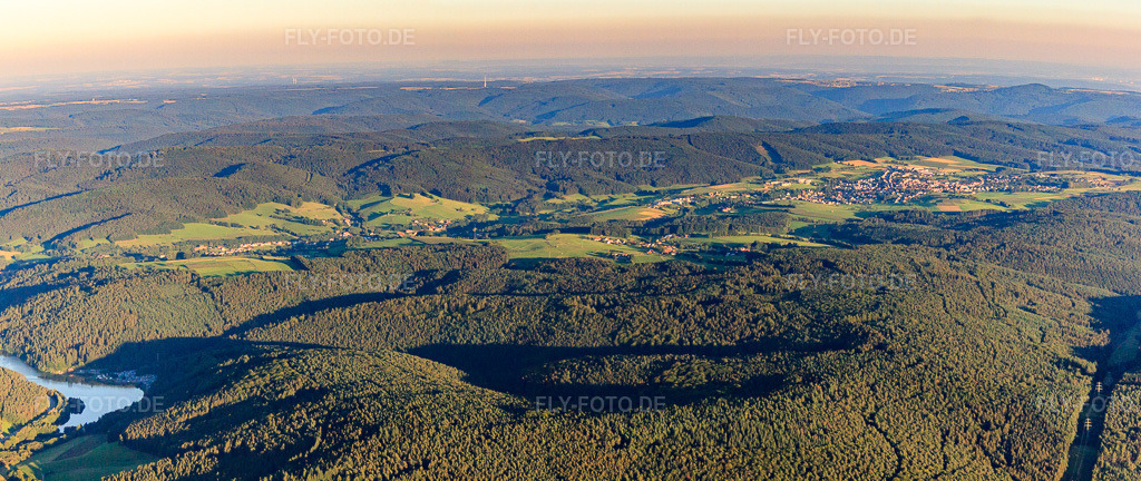 Luftbild: Odenwaldpanorama aus Südosten im Ortsteil Unter-Mossau in Mossautal im Bundesland Hessen in Deutschland. Foto: IMG_52027-Pano.jpg vom 18.08.2012 durch Werner Riehm/FLY-FOTO.deAuflösung des Originals: 7335 x 3092 px