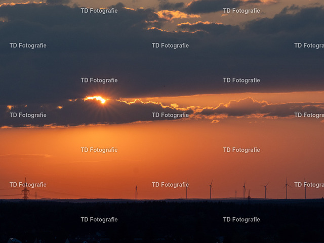 sonnenuntergang-90370 | Fotogalerie von Thomas Dettweiler mit Eventbildern und lizenzfreien Fotos. Perfekt als Wandbild, für Büro, Website oder private Nutzung. - Realisiert mit Pictrs.com